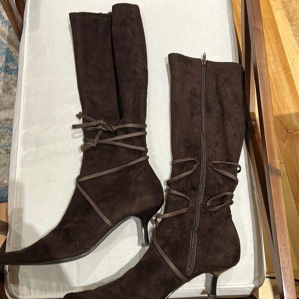 Size 11 dress boot.  Great for a fall evening